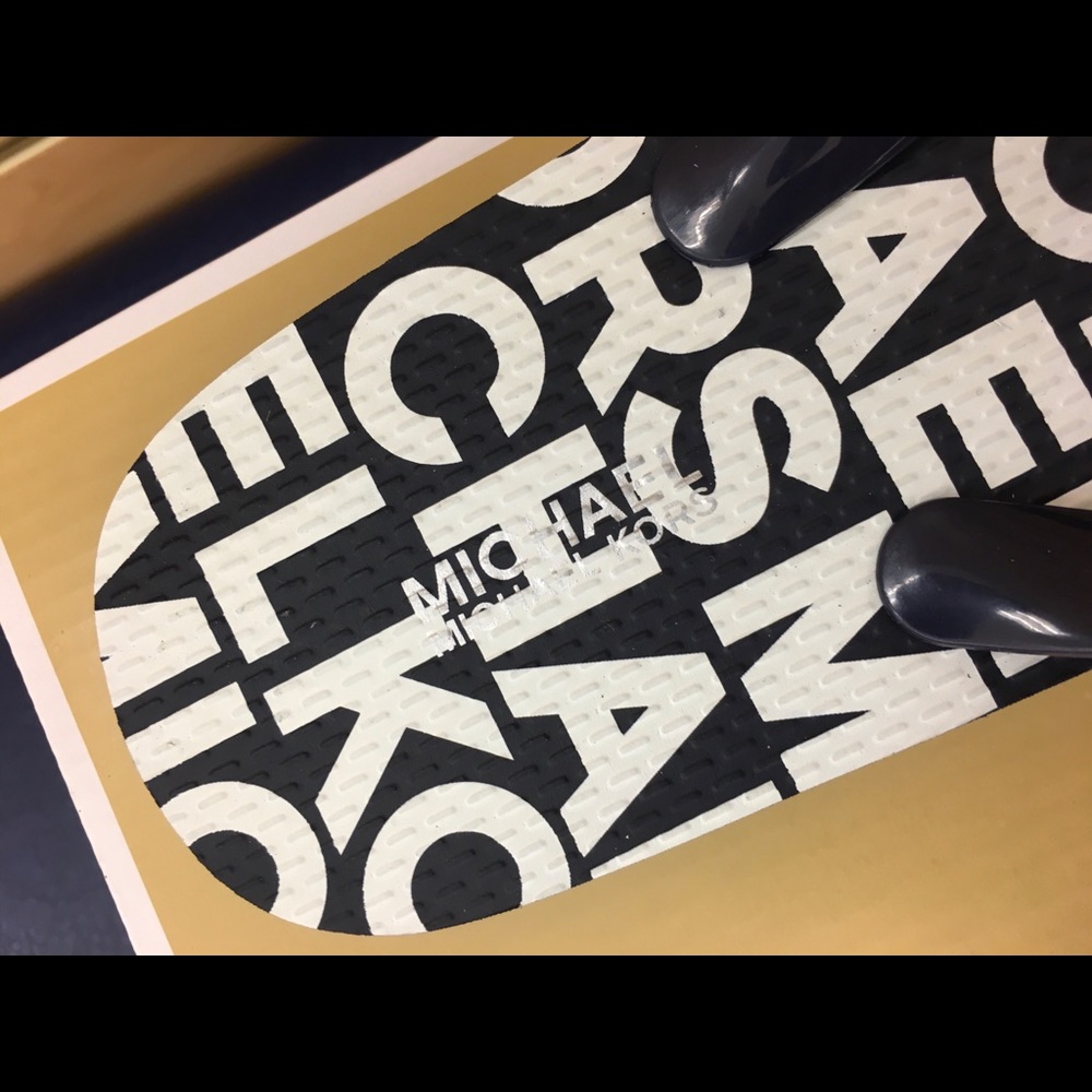 💙Michael Kors Navy Thong Flips💙🩴🩴 - Picture 4 of 5